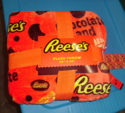 REESES CANDY LOGO PLUSH BLANKET 50  X 60  NWT