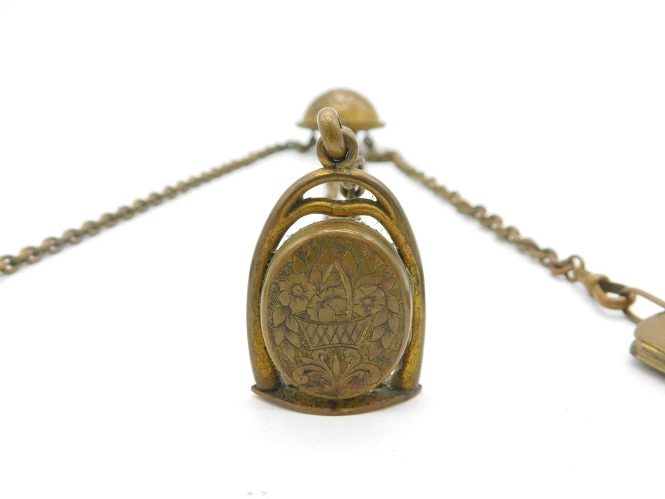 Multiherramienta de costura victoriana de metal base patrón floral Chatelaine antigua c1860 Foto 4 de 4