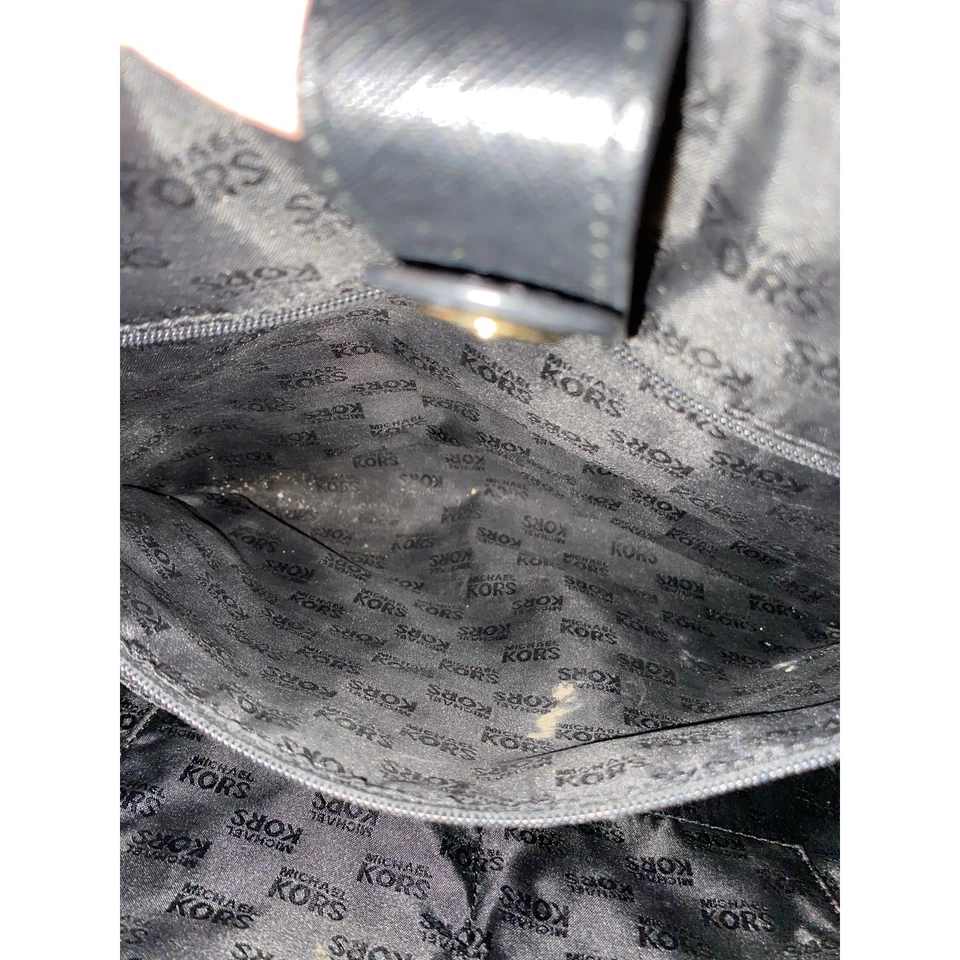 Bolso de Mano Michael Kors Grande a Rayas Blanco y Negro con Herrajes con Logo Dorado Foto 4 de 4