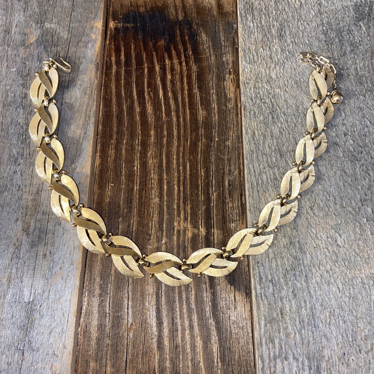 Trifari ゴールドリーフネックレス Trifari Gold-tone Leaf Hinged Choker Necklace | eBay