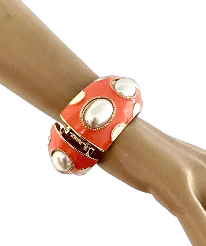 Pulsera gruesa de perlas sintéticas esmaltadas naranja y beige de 1,3/8" de ancho Foto 2 de 4