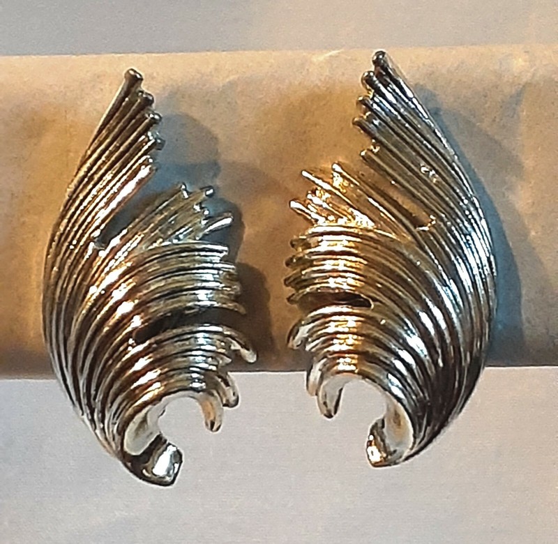 Lisner Silver Tone Feathery Leaf Vintage Screw Back Earrings  