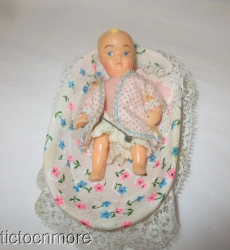 VINTAGE BARBIE DOLL FASHION CLOTHES #953 BARBIE BABYSITS BABY & BASSINET SET
