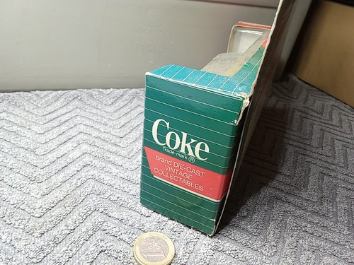 XX633 Coca-Cola 1:64 Mack "Coca Cola" confezione originale 3/2 semirimorchio valigia veicolo vintage nuovo ov - Foto 8 di 14