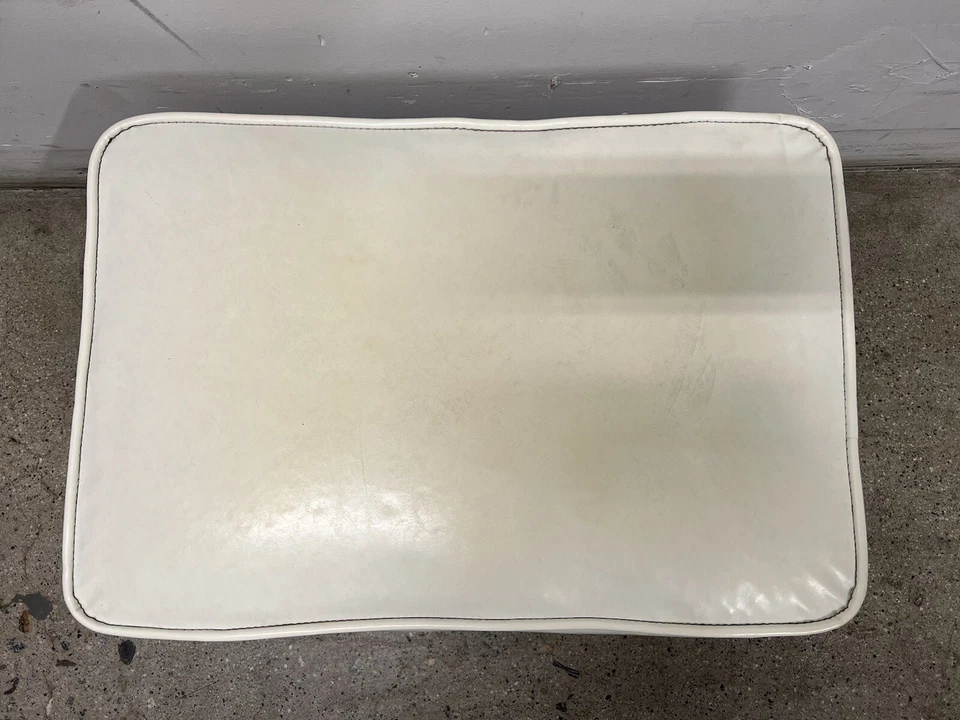 Современный белый виниловый оттоманский табурет для ног MCM середины века ретро длина 24,5 дюйма винтажный - Изображение 3 из 4