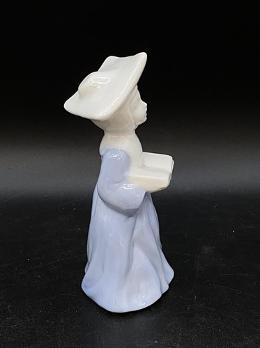 Porcelain Singing Choir Nun Figurine E-5607 JAPAN Blue & White Christmas - Picture 2 of 6
