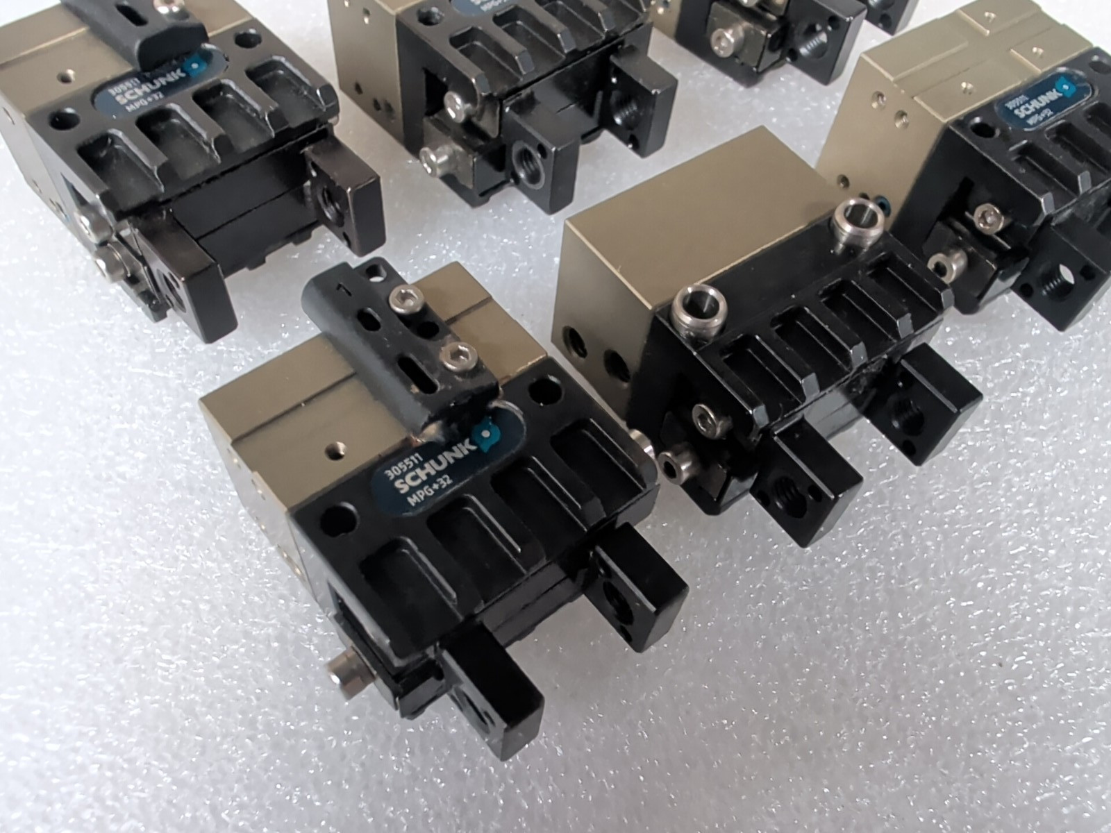 -USED- Schunk MPG-plus 32 0305511 PNEUMATIC PARALLEL GRIPPER