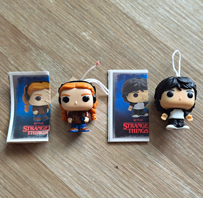 Stranger Things Figürchen 2er-Set mit Anhängerschlaufe, Verpackung/Tag