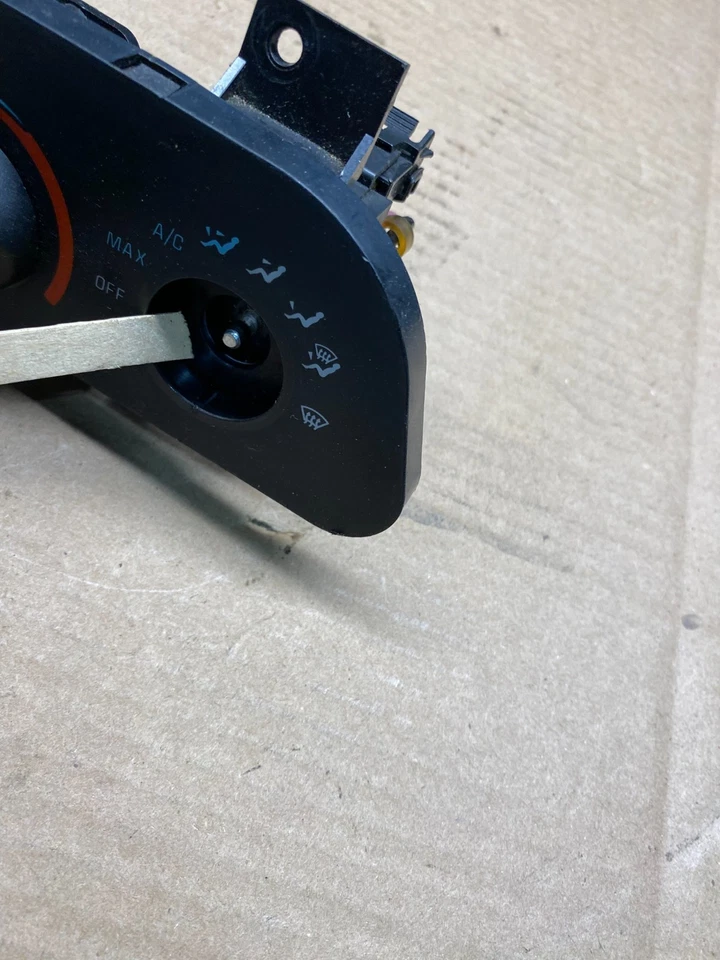 Центральная панель управления климатическим кондиционером Chevrolet Camaro 1994 1995 1996 годов выпуска Q2503 DG - Изображение 2 из 4