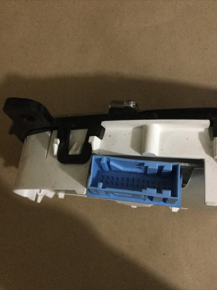 2008-2012 Ford Escape Speedometer / Gauge Cluster OEM Used (10890) (10849) - Image 3 of 4