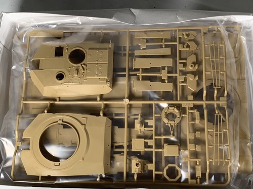 Tamiya US Main Battle Tank M1A2 Abrams Military Plastic Model Kit 1:48 Scale NEW - Picture 2 of 6
