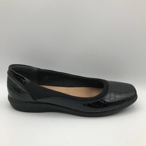 clarks flats black