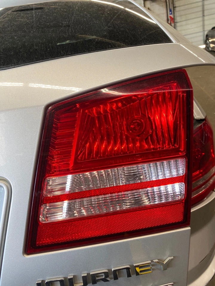 Conjunto de luz trasera derecha usado se adapta a: Dodge Journey 2010 sin lámparas LED montaje en tapa Foto 3 de 4