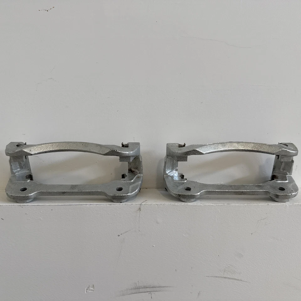 Кронштейн суппорта дискового тормоза 2005-2009 Ford Mustang L+R, VFSU-0055-0 3 и 6 от оригинального производителя - Изображение 4 из 4