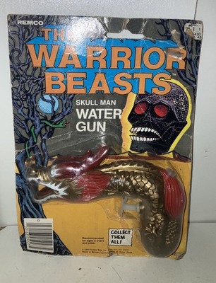 THE WARRIOR BEASTS VINTAGE REMCO SKULL MAN WATER GUN ON CARD RARE VTG 1980s MOTU