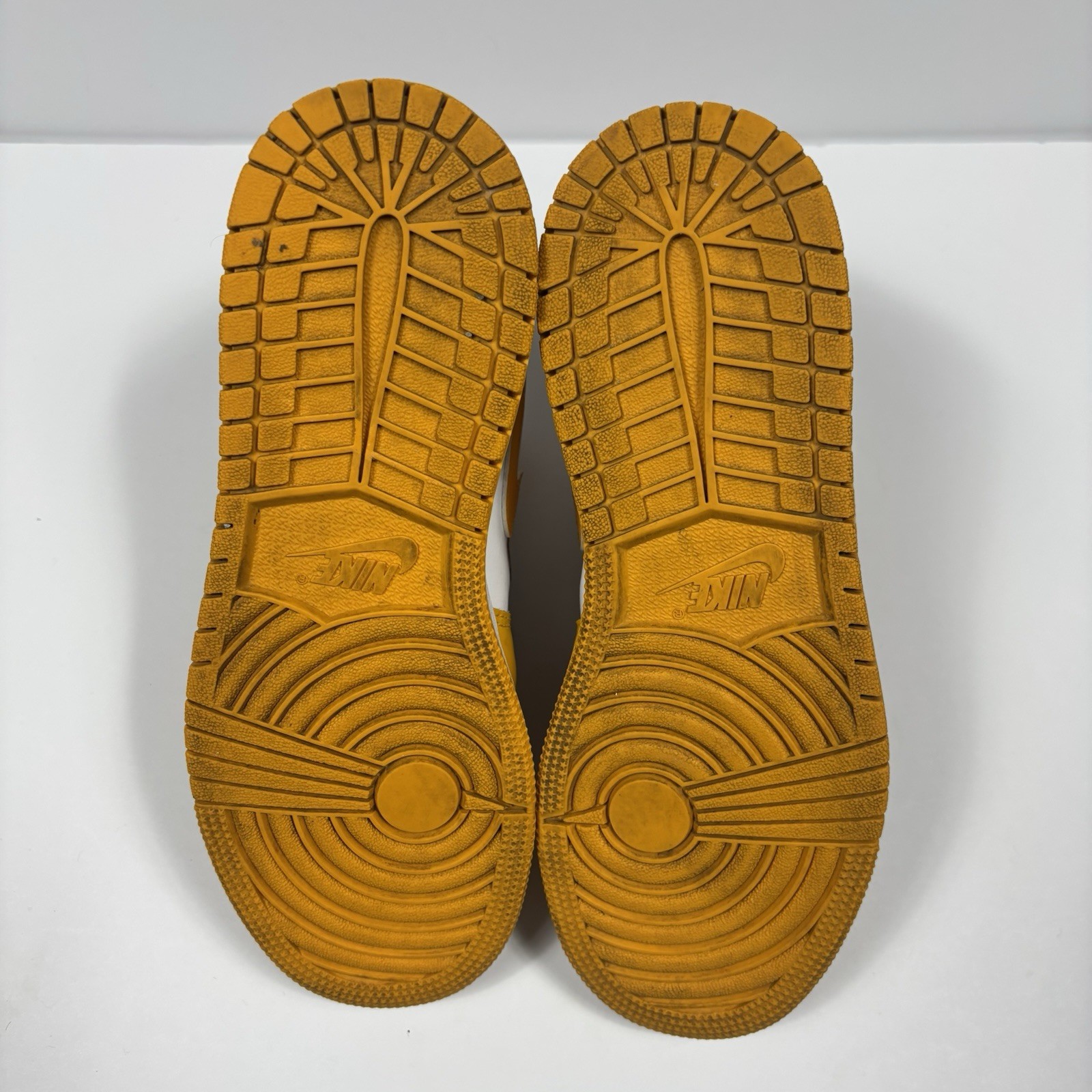 Jordan 1 Low Taxi White - 553560-701 Size 5Y