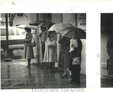 1984 Press Photo People wait for bus at Rampart and Poydras streets - noc33929