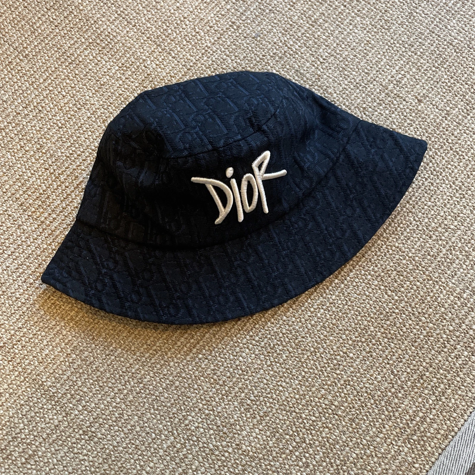 élégant chapeau seau noir Dior