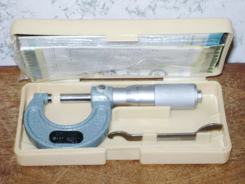 MITUTOYO 0-1 Inch MICROMETER NO 103-135 w/ CASE-CARBIDE FACES- .0001 GRADUATIONS