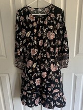 waist defined floral key hole dress old navy  black floral  dress Women’s Med.