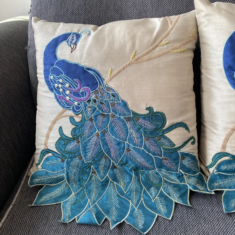 PENA DE PAVÃO - Travesseiro decorativo X2 bordado pássaro azul 15”x15” - Imagem 3 de 4