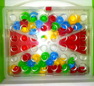 Quercetti Fantacolor Junior - Jeu De Mosaïques Éducatif - 48 Gros Boutons Colorés, 16 Cartes, Tablette Transparente - Motricité Fine Dès 2 Ans - Fabriqué En Italie