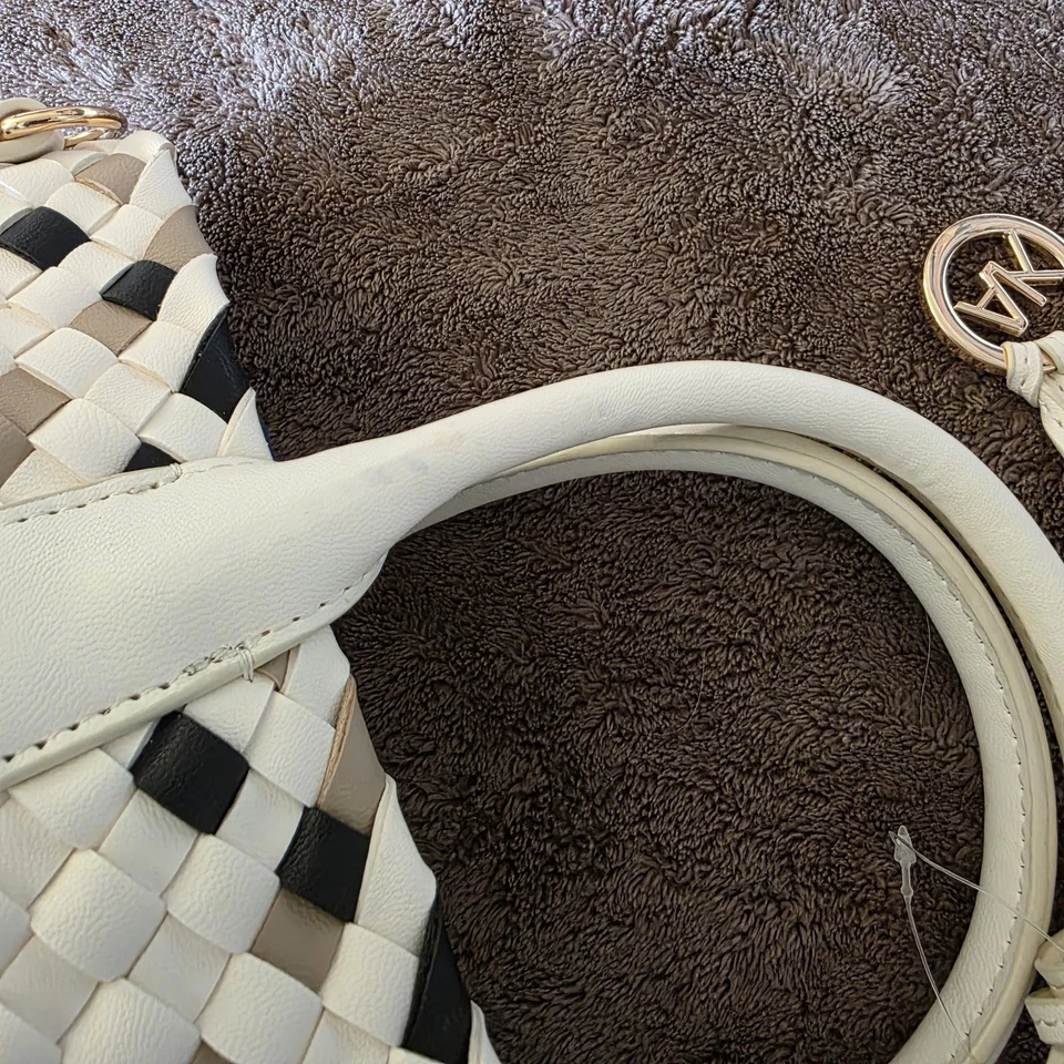 Bolsa satchel Anne Klein tecido branco preto bege tecido alça superior logotipo - Imagem 3 de 4