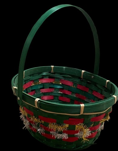 Cesto natalizio rosso e verde con orpelli intrecciati in tutto 9” x 7,5” - Foto 1 di 16