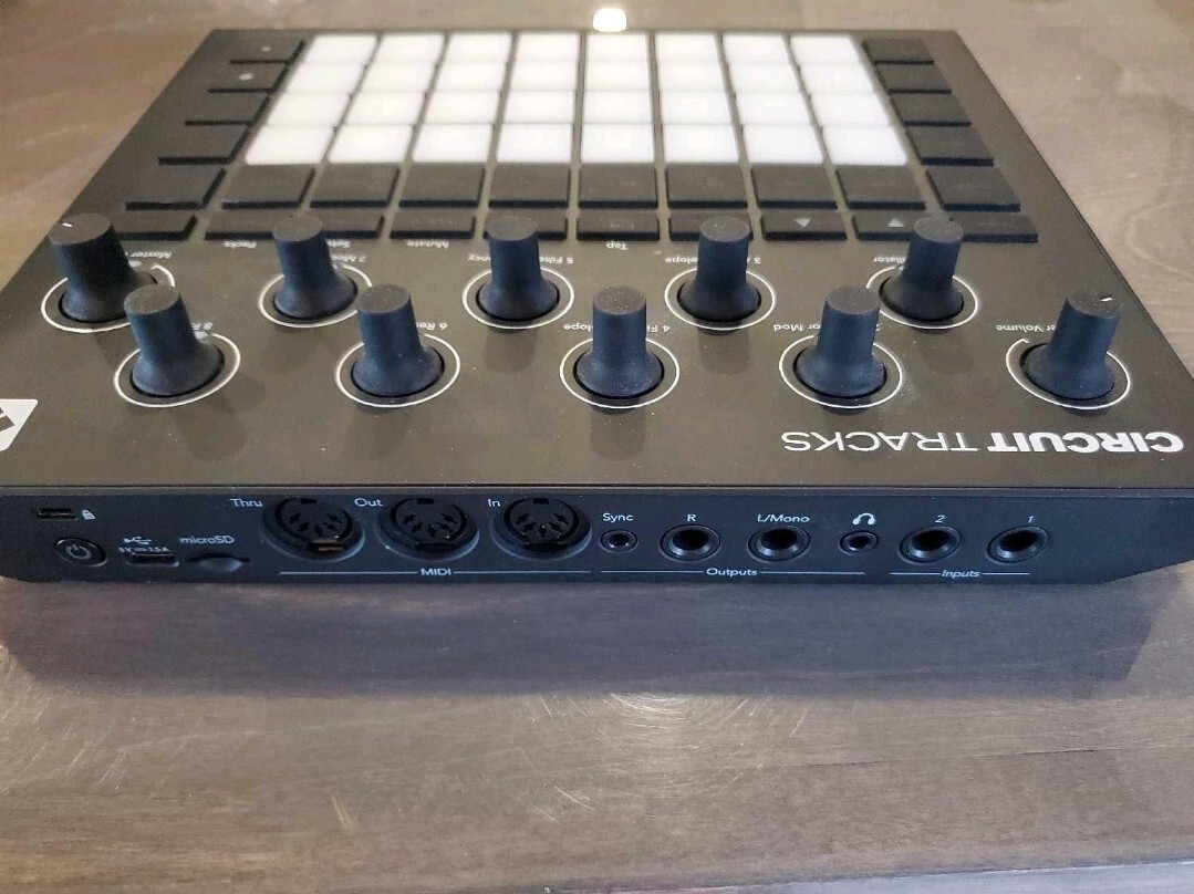 DJ機材 Novation Circuit Tracks Circuit-Tracks-Straight-Top-
