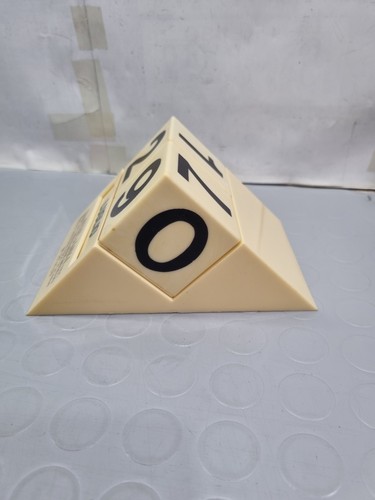 CALENDARIO PERPETUO PUBBLICITARIO DA TAVOLO A CUBI IN PLASTICA A PIRAMIDE 1980 - Foto 2 di 8