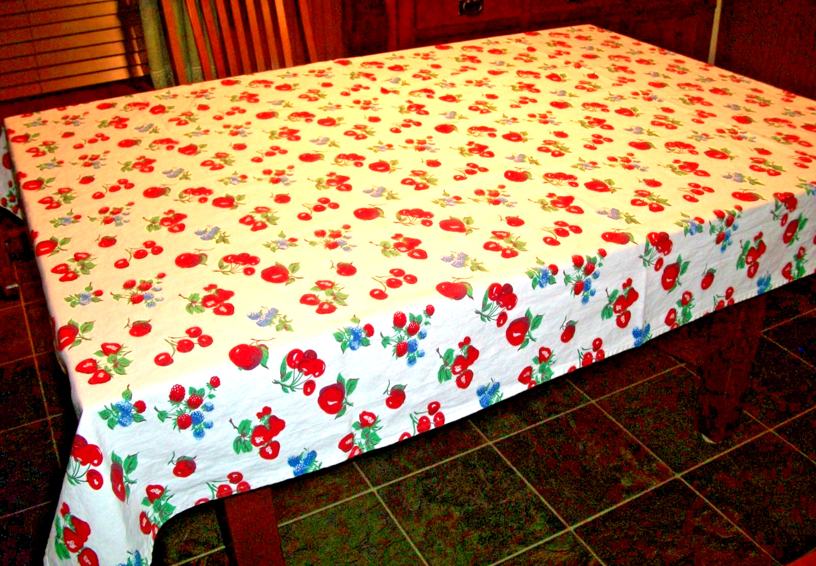 CRATE & BARREL 57X76 VINTAGE INSPRD HEAVY COTTON CHERRIES TABLECOTH TABLE COVER