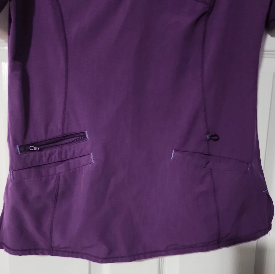 Blusa Médica ScrubStar Unisex Cuello en V en Berenjena Talla S Púrpura Foto 3 de 4