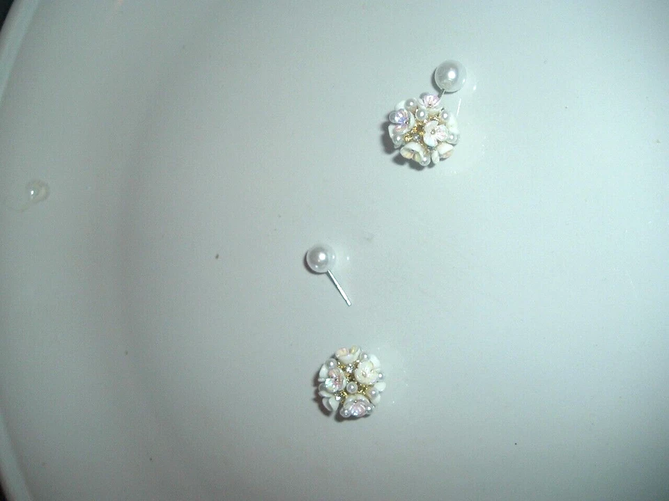 PENDIENTES PERFORADOS Betsey Johnson oro bola perlas flores cristal blanco resina-nuevos con etiquetas Foto 4 de 4