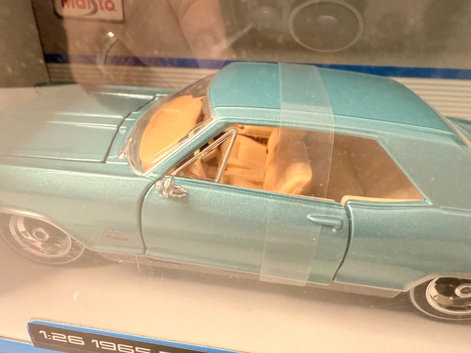 Buick Riviera 1965 Maisto 1:26 edición especial - azul claro metálico Foto 2 de 4