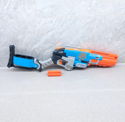 NERF Zombie Strike Schlitten Feuer Schlittenfeuer Blaster Dartpistole mit Schale