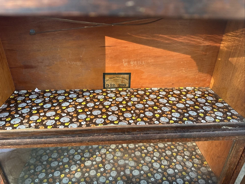 Vitrina de vidrio antigua The Globe Wernicke Company Foto 2 de 4