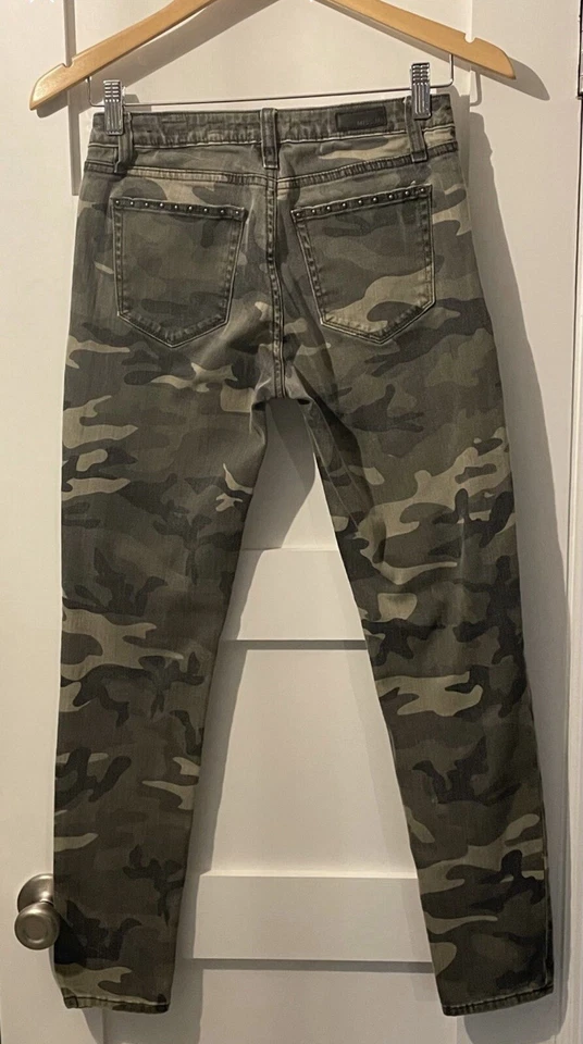 Pantalones camuflados al tobillo ajustados Miss Me bordados estrellas doradas para mujer talla: 26 ¡USADOS EN EXCELENTE ESTADO!! Foto 3 de 4