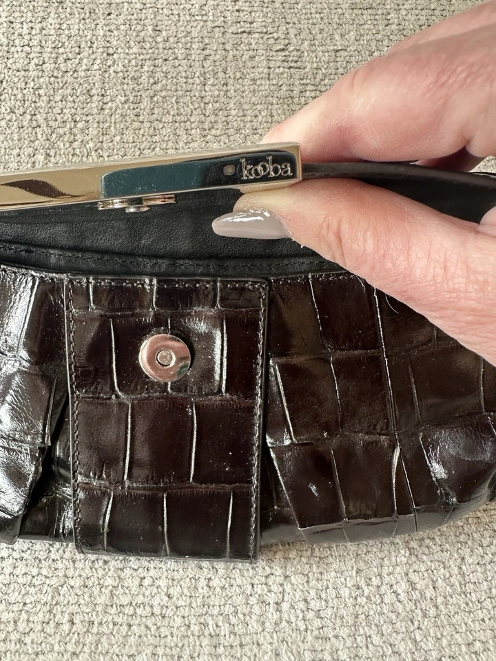 Bolso sin asas Kooba marrón oscuro de cuero en relieve de cocodrilo con detalles plateados Foto 2 de 4