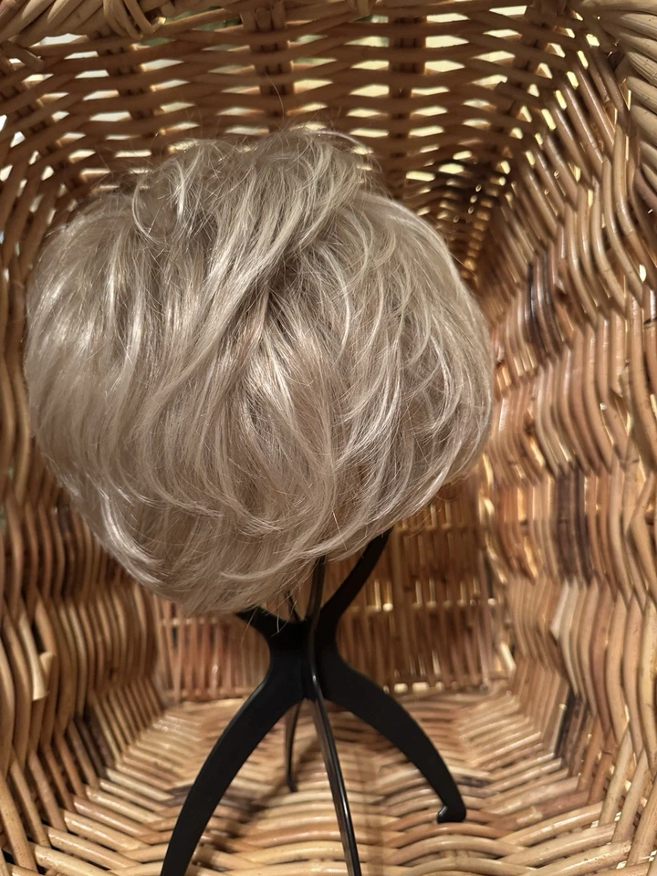 Raquel Welch Cinch 假发短切天然 R23S+ 釉面香草色发饰 — 第 3/4 张图片