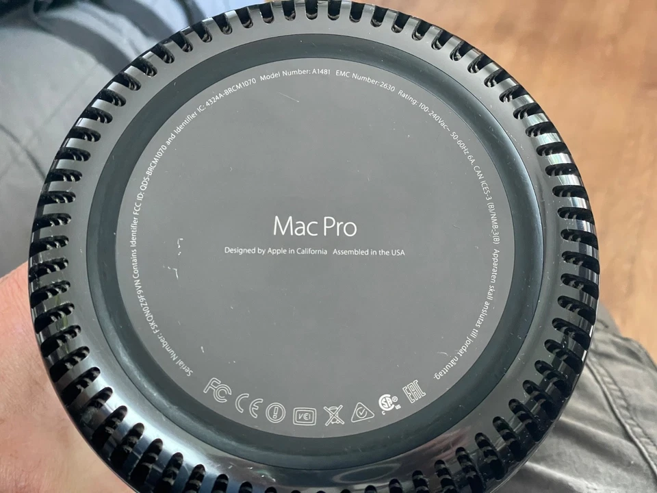 Apple Mac Pro finales de 2013 4 núcleos Xeon E5 16 GB Ram 2X500 GB SSD AMD Firepro D300 Foto 4 de 4