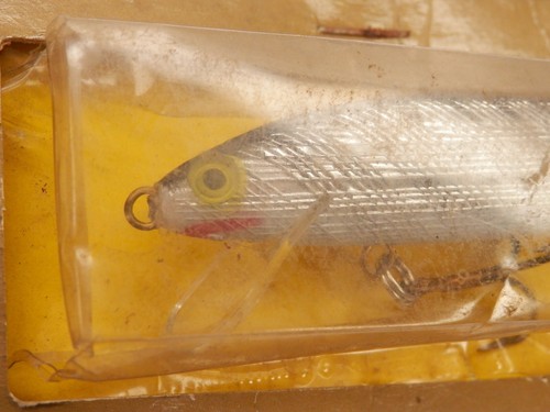 Señuelo de pesca de lubina de fiordo de colección con 3 anzuelos agudos Japón NUEVO STOCK ANTIGUO - Imagen 3 de 4