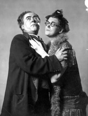 Actors Marie Blanche and George Robey embracing each other duri- 1925 Old Photo
