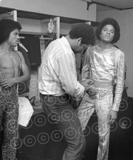 Photo of Michael Jackson getting prepared in the dressing room in 1979