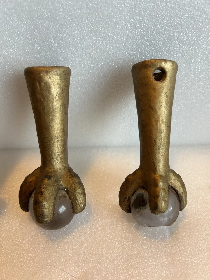 Antiguo hierro fundido águilas garra y patas de bola de vidrio lote de 4 muebles taburete de piano Foto 2 de 4