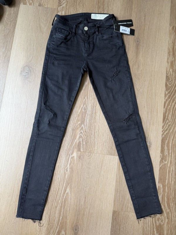 NWT’s Diesel women’s Black Slandy-Ankle Super Slim-Skinny Jeans, Size 24/32L.  