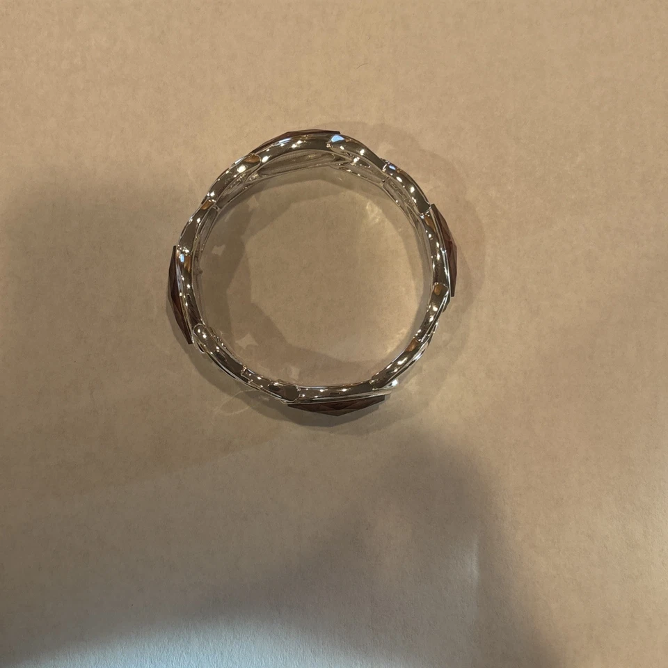 Pulsera elástica Napier para mujer en tono plateado Foto 3 de 3