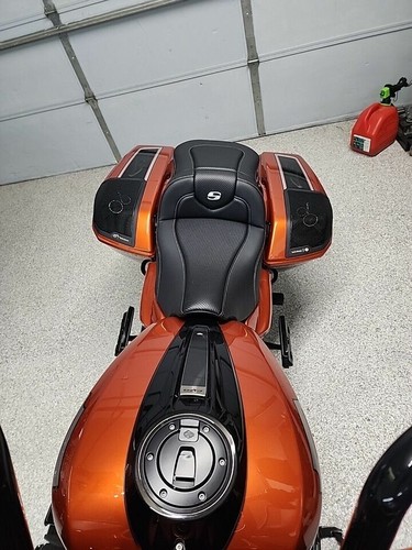 Saddlemen Roadsofa Carbon Fiber Extended Reach Seat for 2023-2025 Harley Touring - Picture 3 of 5