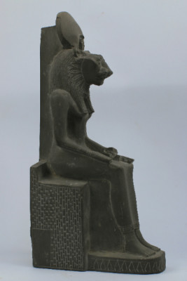 Die faszinierende SEKHMET (Göttin der Macht und des Schutzes) hält ANKH