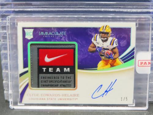2020 Immaculate Collegiate Clyde Edwards Helaire Nike Logo Tag Patch Auto RC 1/5 - Photo 1 sur 2