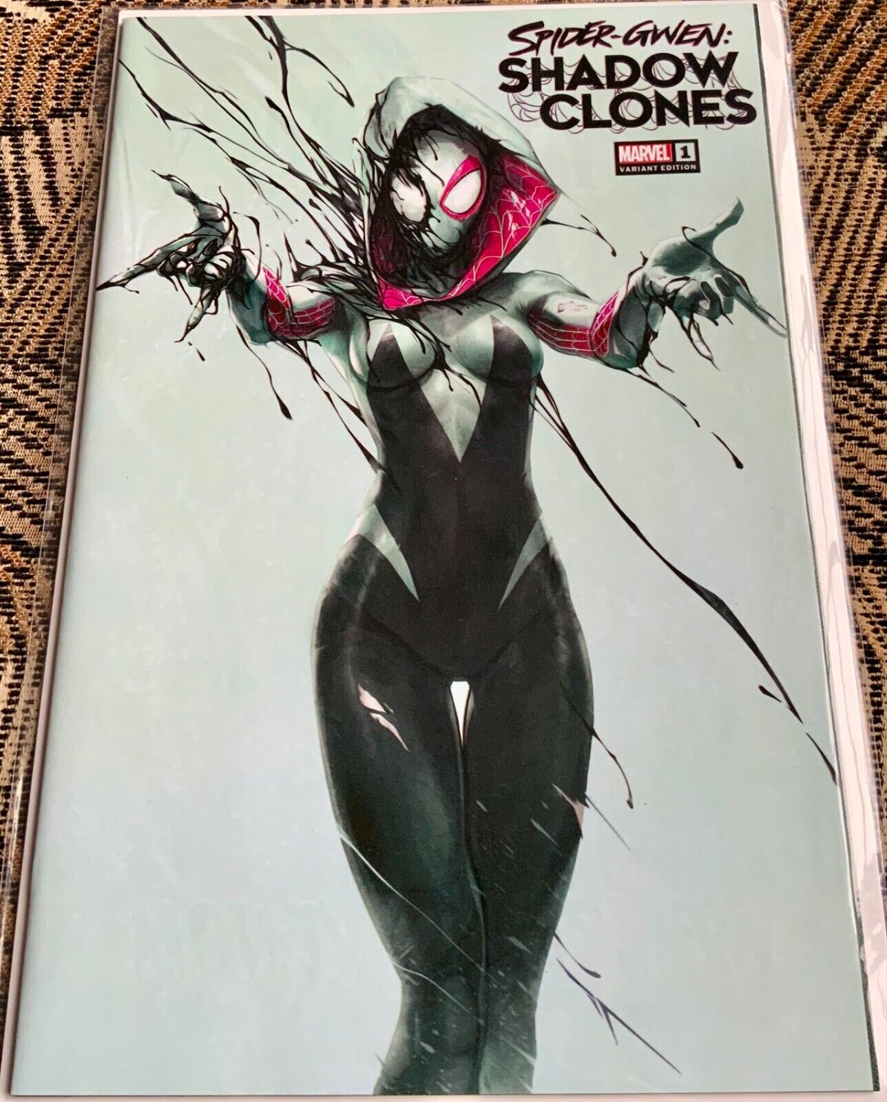Spider Gwen Shadow Clones #1 Ivan Tao, Limited 701/1000 with Numbered COA, NM+